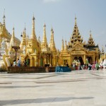 Bei der Shwedagon Pagode
