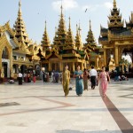 Bei der Shwedagon Pagode