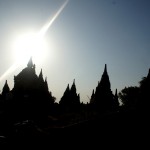 Tempel und Stupa im Gegenlicht