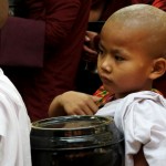 Novize mit Nahrungstopf