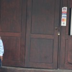 Wache vor dem Bankomat