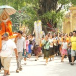 Umzug mit einem Mönch