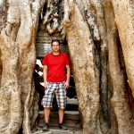 Roli unter mächtigen Wurzeln