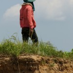 bei 35 Grad: möglichst viel Schutz vor der Sonne, um nicht als Bäuerin entlarvt zu werden