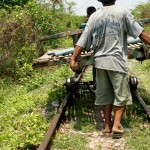 Diese Männer heben gerade zu zweit einen ganzen Zug!