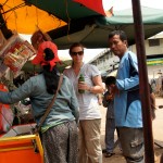 Andrea und Van Rath beim Handeln