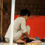 Im Pyjama am Fisch bearbeiten