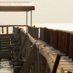 Sonnenuntergangsbier auf dem Pier