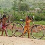 small girls, big bikes, zusammen unterwegs