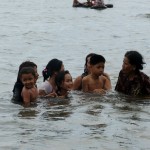 kambodschanische Frauen baden meistens in voller Montur