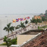ASEAN-Flaggen wehen am Ufer des Tonle Sap-Flusses