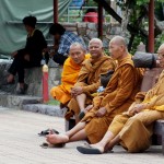 auch die Mönche machen sich auf die Reise vor dem Songkran-Fest