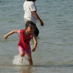 Spielen im seichten Wasser