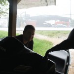 Roli und Töffli am Schärme im Bushäuschen