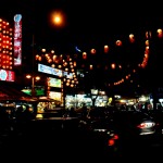 schön dekorierte Gasse mit Essensständen