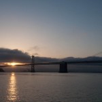 Sonnenaufgang hinter der Bay Bridge